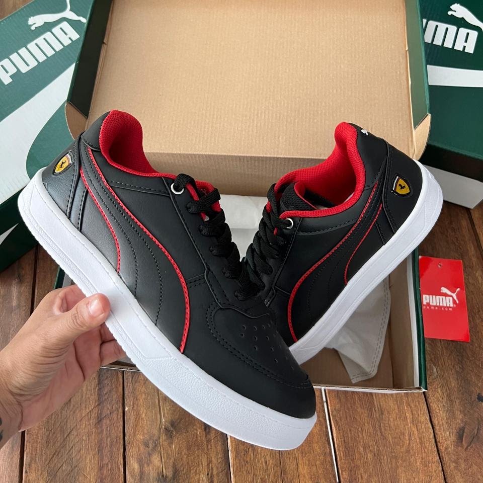 Tênis Puma Ferrari Caven 2.0 - Preto/Branco/Detalhes Vermelho TCS